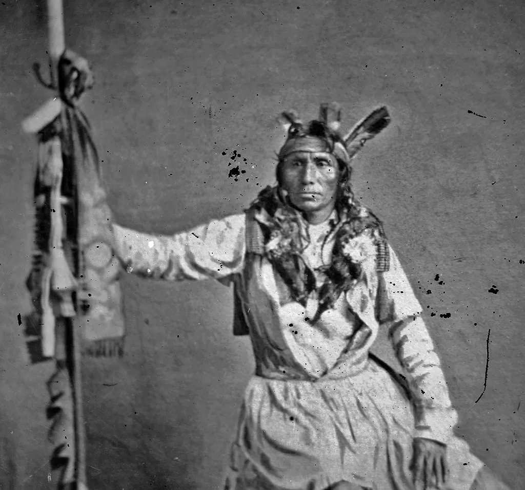 Portrait photo of Little Crow (Taoyateduta) in Washington, D.C. 1858 (Wikimedia Commons)